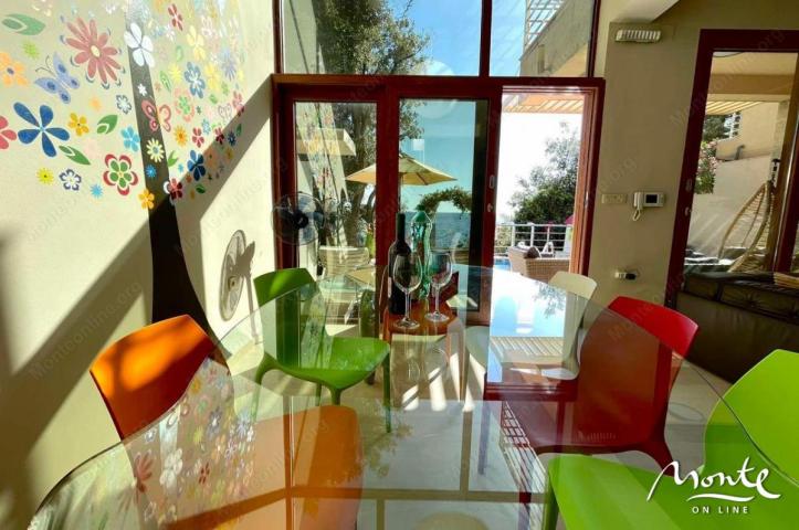Moderna vila na prvoj liniji sa bazenom i panoramskim pogledom na more u Utehi