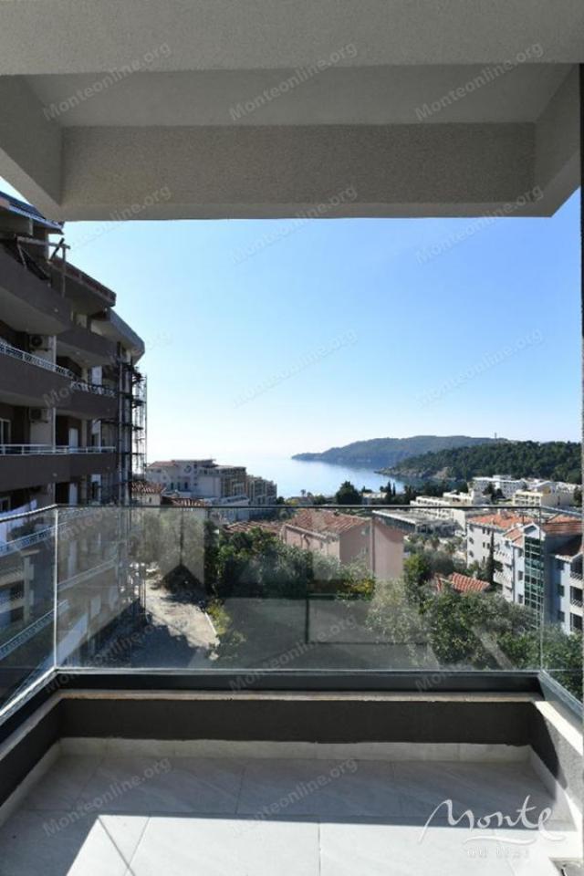 Prekrasan trosoban stan u Bečićima s pogledom na more