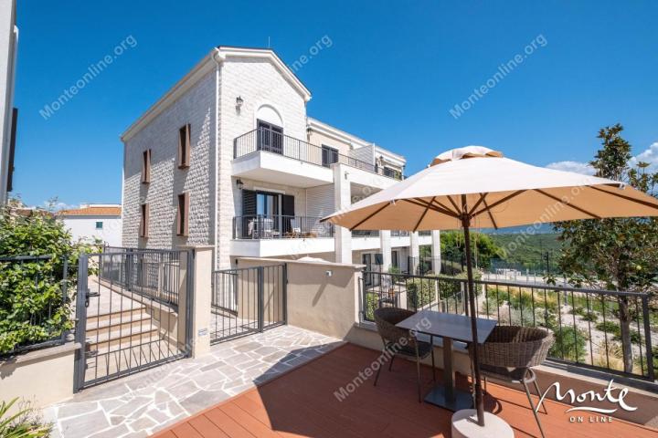 Elegantni dvosobni stan s pogledom na more u Luštica Bay Centrale