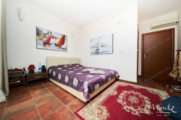 Udobna četverospratna vila u Bečićima sa bazenom i panoramskim pogledom