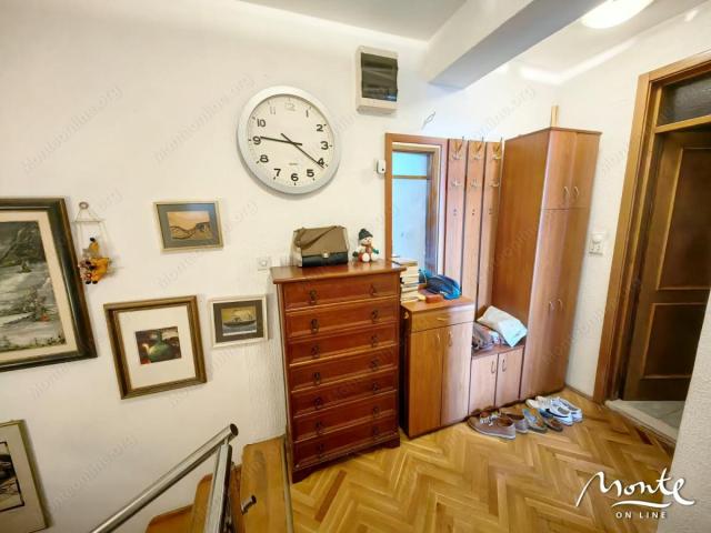Dvoetažni trosoban stan u Podgorici
