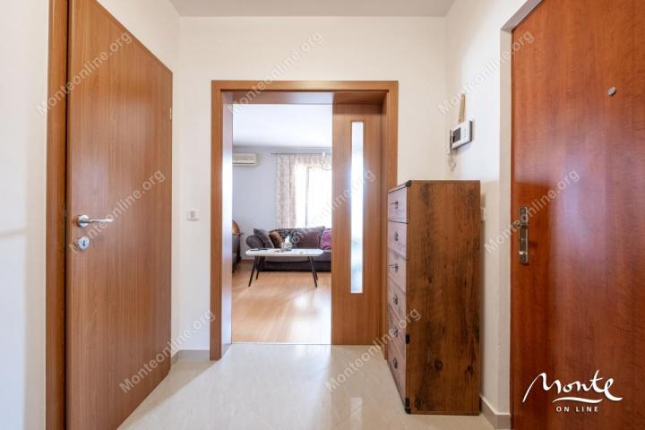 Komforan dvosoban stan s pogledom na more u naselju Lazi, Budva