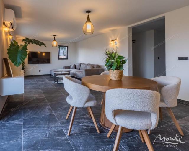 Villa La Costa u mirnom selu Markovići sa bazenom, tropskim palmama i elegantnim dizajnom
