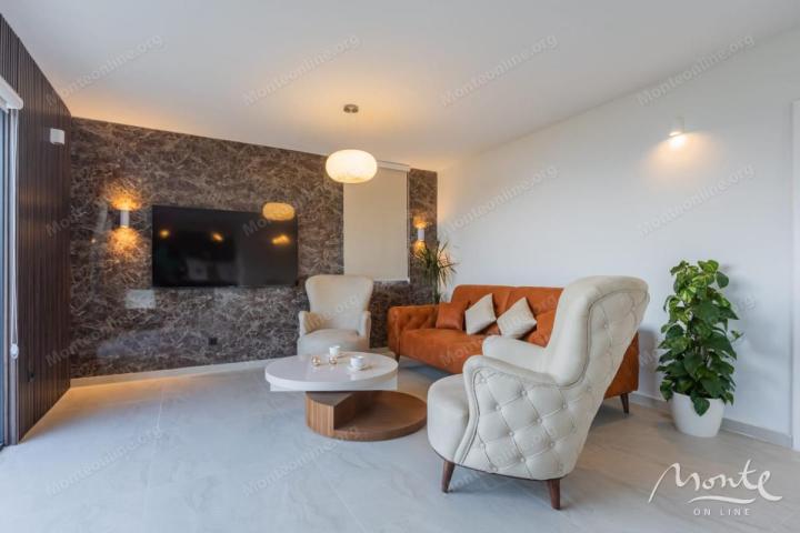 Villa La Costa u mirnom selu Markovići sa bazenom, tropskim palmama i elegantnim dizajnom