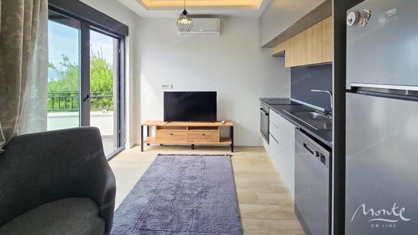 Porodični apartman sa dvije spavaće sobe, terasom i bazenom — Tivat, Kava