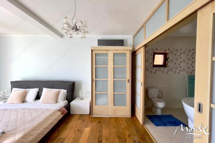 Moderna vila na prvoj liniji sa bazenom i panoramskim pogledom na more u Utehi
