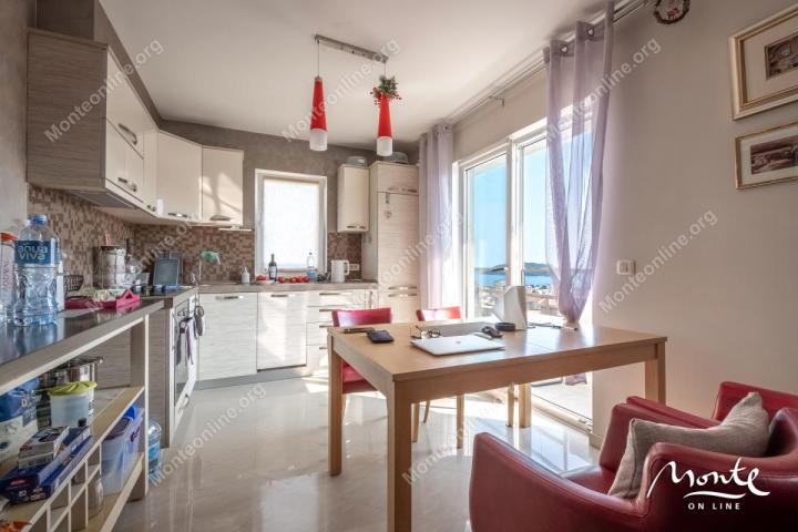 Komforan dvosoban stan s pogledom na more u naselju Lazi, Budva