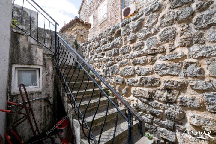 Jedinstvena gradska kuća na 3 sprata u Starom gradu Budve sa baštom