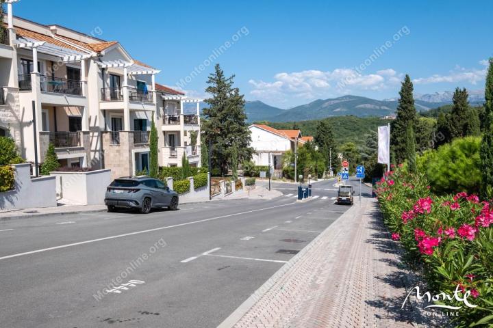 Elegantni dvosobni stan s pogledom na more u Luštica Bay Centrale