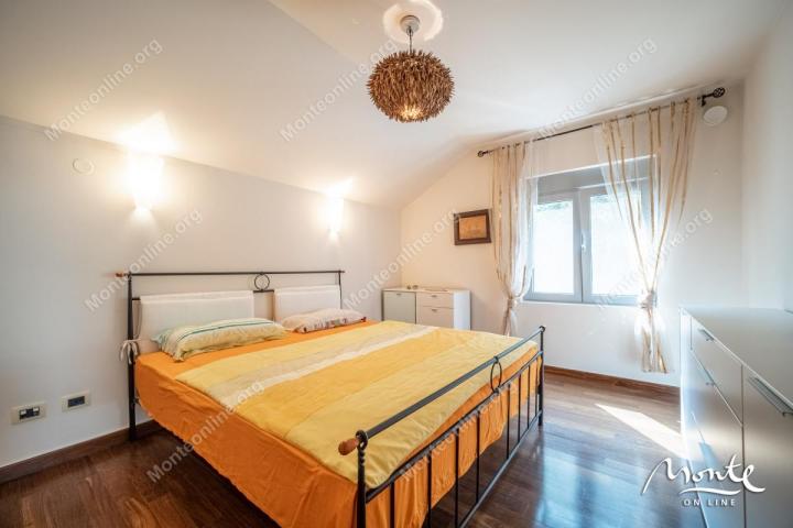 Troetažna vila na 1. redu do mora sa kućom za goste