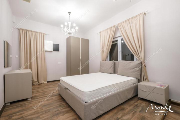 Ugodna kuca sa bazenom u mirnom delu Tivta