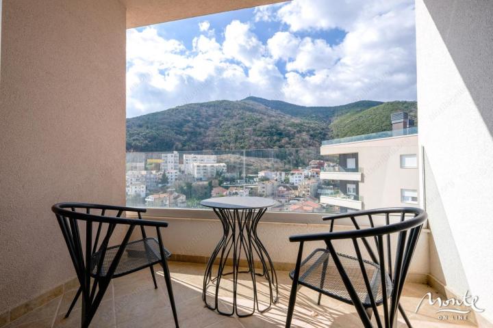 Ekskluzivan trosoban penthouse sa panoramskom terasom u Budvi