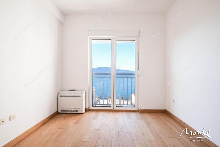 Prostran penthouse sa 2 spavaće sobe u Tivtu sa nevjerovatnim pogledom na more
