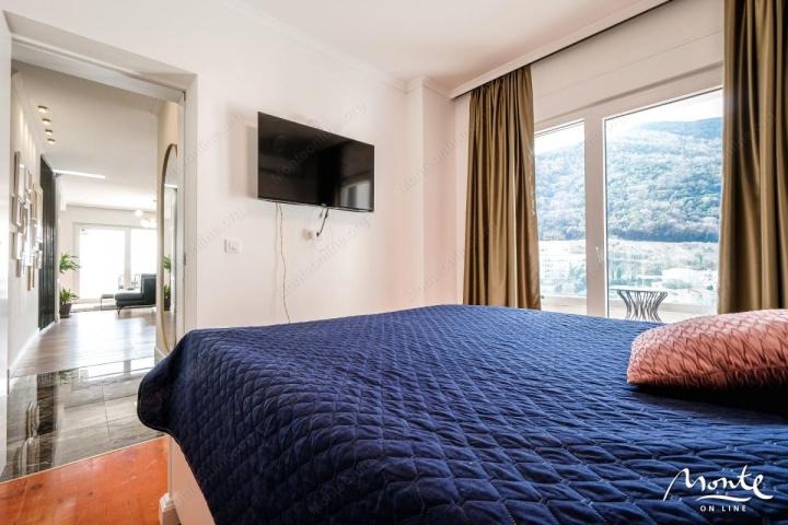 Ekskluzivan trosoban penthouse sa panoramskom terasom u Budvi