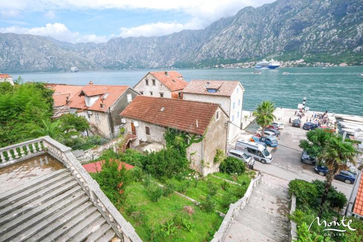 Gradska kuća u podnožju crkve Djevice Marije u Prčnju na 1. liniji od mora