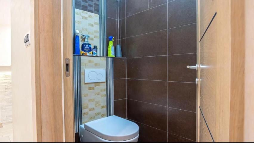 Ugodan dvosoban stan uz more u živopisnom naselju Rožino, Budva