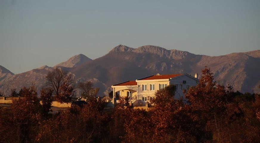 Ekskluzivna vila iz snova u Ulcinju sa bazenom, panoramskim pogledom na more i planine