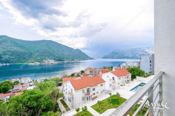 Prostran trosoban stan sa panoramskim pogledom na Bokokotorski zaliv – Dobrota