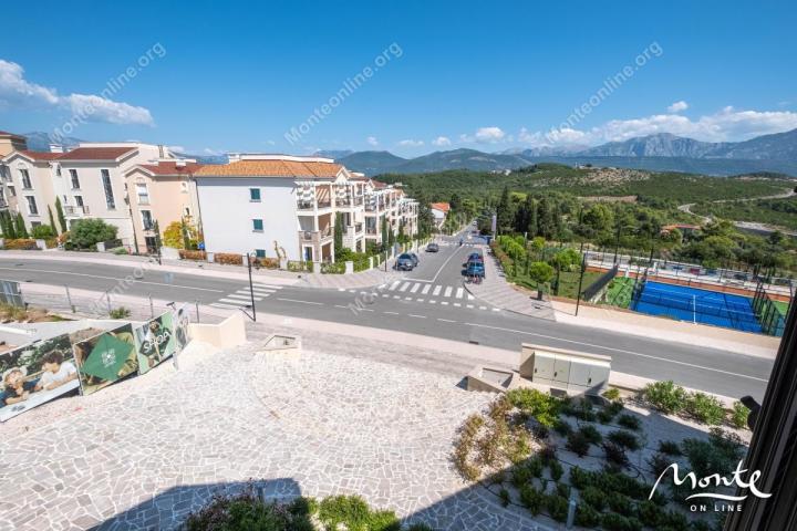 Elegantni dvosobni stan s pogledom na more u Luštica Bay Centrale