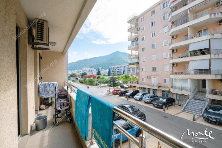 Jednosoban stan — sa prostranom terasom i svježom renovacijom, Budva