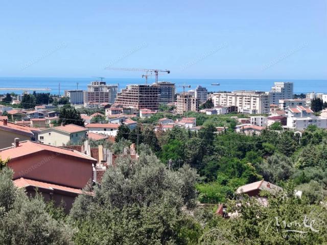 Trospratna kuća sa dva odvojena stana u Baru