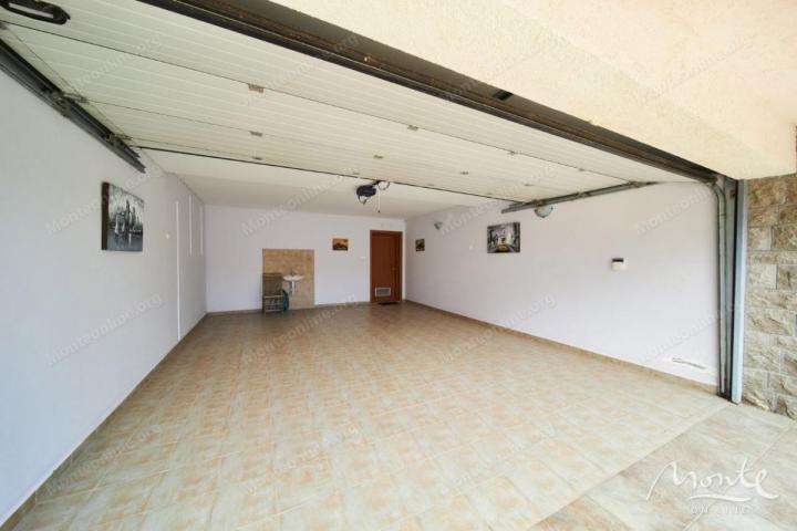 Udobna četverospratna vila u Bečićima sa bazenom i panoramskim pogledom