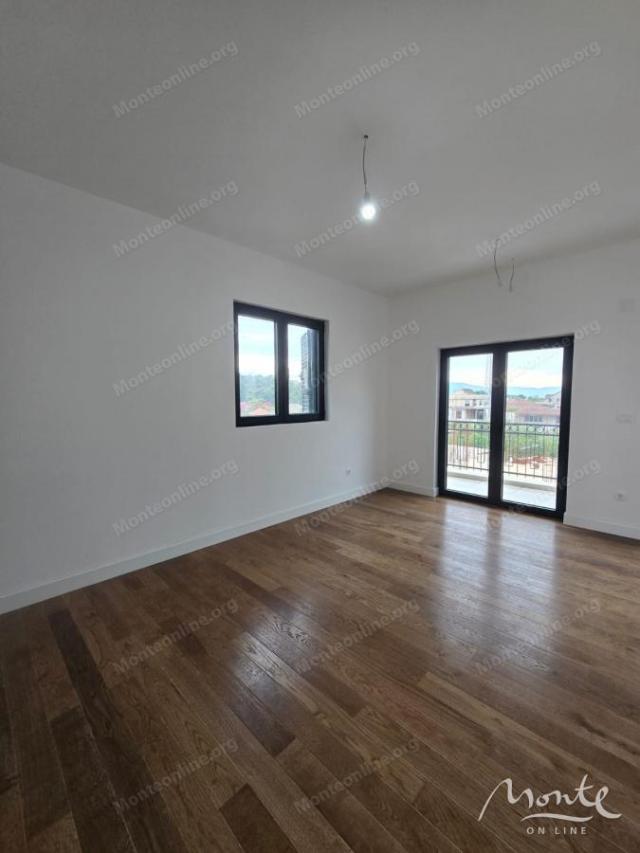 Stan sa 2 spavaće sobe u novom kompleksu u izgradnji u Tivtu
