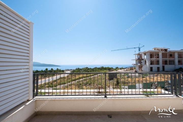 Elegantni dvosobni stan s pogledom na more u Luštica Bay Centrale