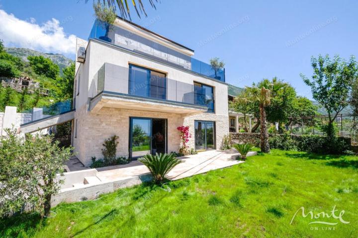 Villa La Costa u mirnom selu Markovići sa bazenom, tropskim palmama i elegantnim dizajnom