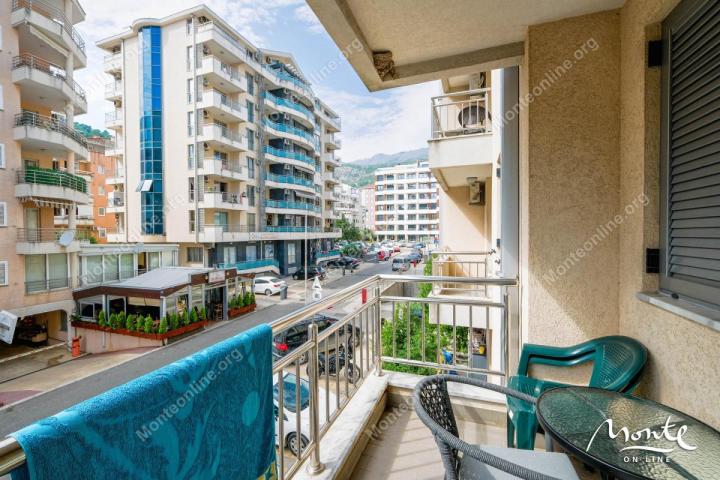 Jednosoban stan — sa prostranom terasom i svježom renovacijom, Budva