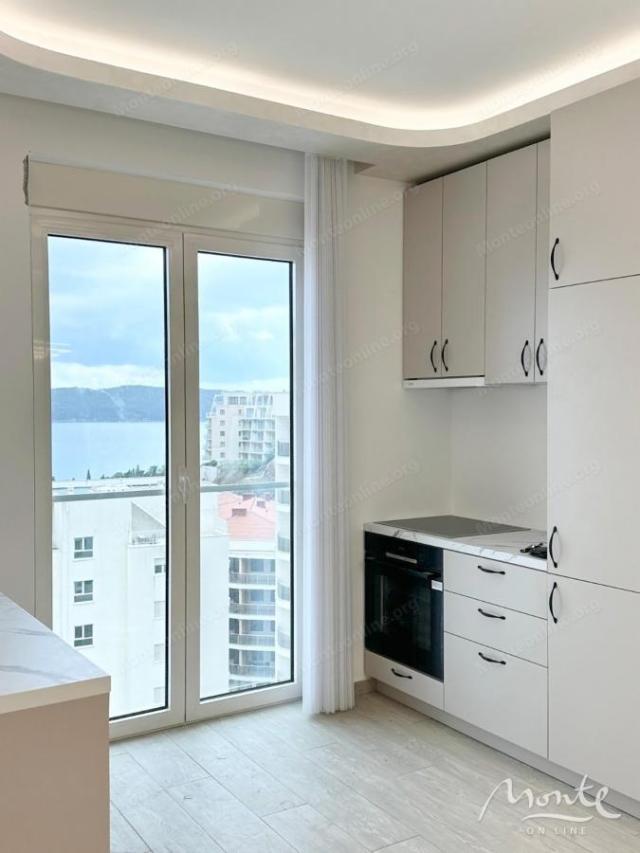 Luksuzni dvosobni apartman s pogledom na more u Bečićima