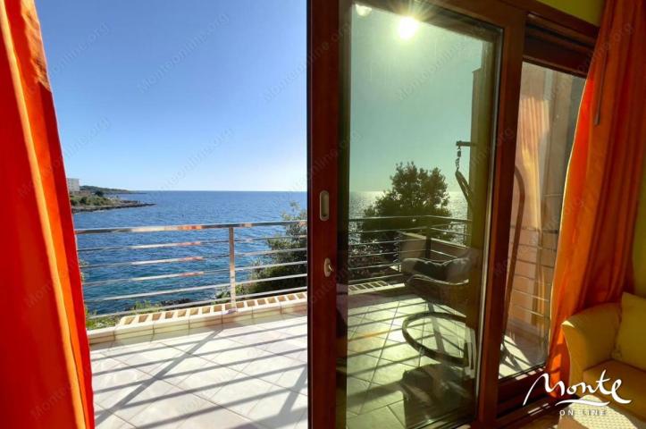 Moderna vila na prvoj liniji sa bazenom i panoramskim pogledom na more u Utehi