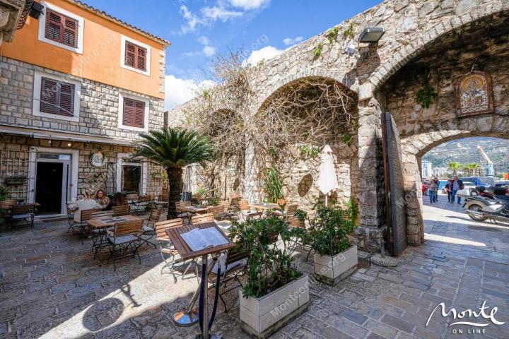 Jedinstvena gradska kuća na 3 sprata u Starom gradu Budve sa baštom