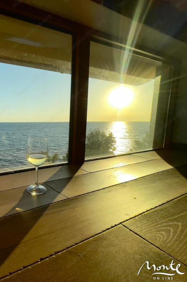 Moderna vila na prvoj liniji sa bazenom i panoramskim pogledom na more u Utehi