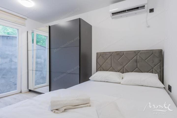 Villa La Costa u mirnom selu Markovići sa bazenom, tropskim palmama i elegantnim dizajnom