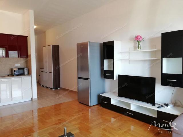 Prostran studio apartman s pogledom na more u Bečićima