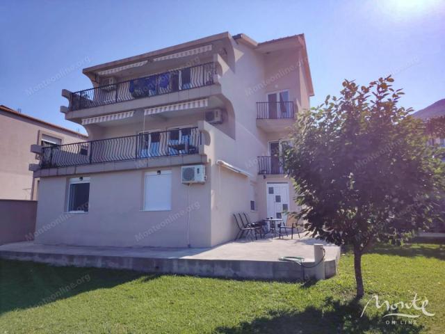 Trospratna kuća sa dva odvojena stana u Baru