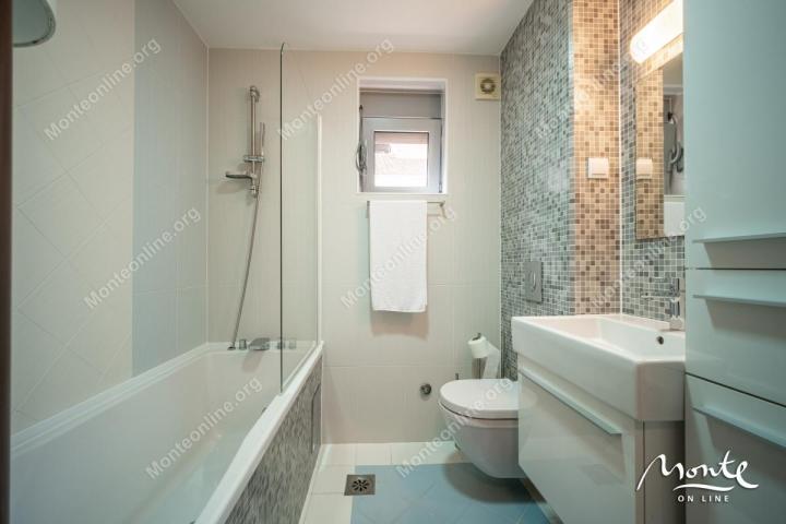 Troetažna vila na 1. redu do mora sa kućom za goste