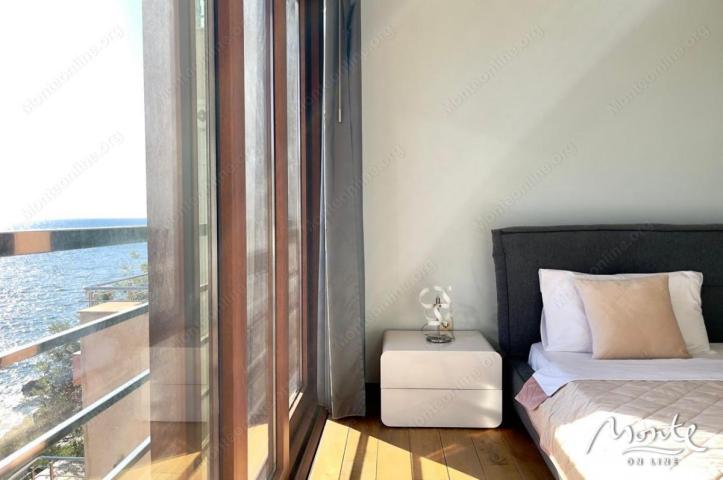 Moderna vila na prvoj liniji sa bazenom i panoramskim pogledom na more u Utehi