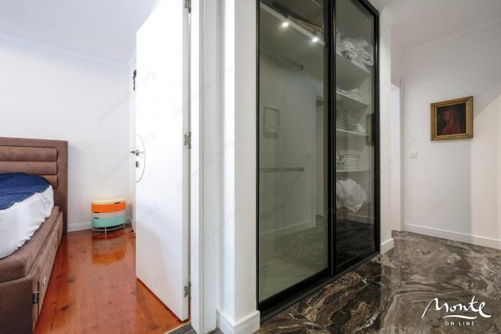 Ekskluzivan trosoban penthouse sa panoramskom terasom u Budvi