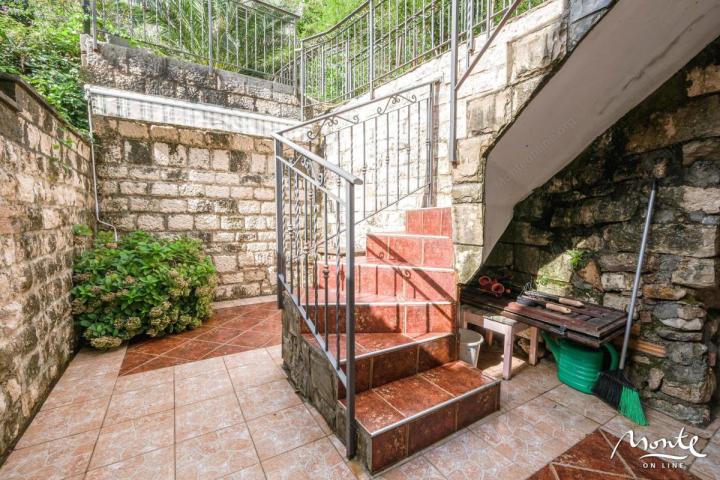 Gradska kuća u podnožju crkve Djevice Marije u Prčnju na 1. liniji od mora