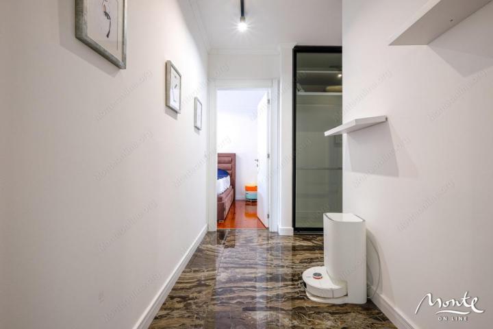 Ekskluzivan trosoban penthouse sa panoramskom terasom u Budvi