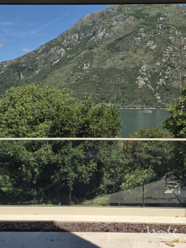Jednosoban stan s pogledom na more i parkingom u Stolivu