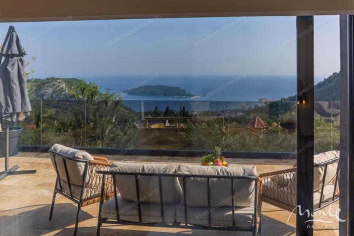 Villa La Costa u mirnom selu Markovići sa bazenom, tropskim palmama i elegantnim dizajnom