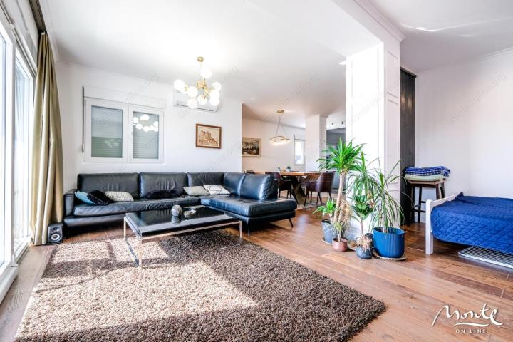 Ekskluzivan trosoban penthouse sa panoramskom terasom u Budvi