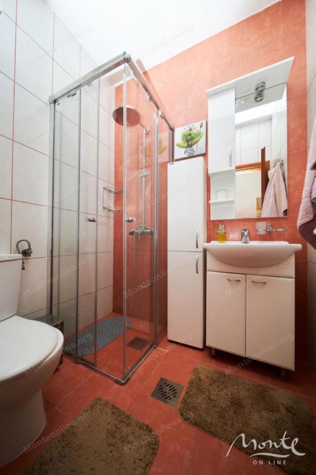 Udobna četverospratna vila u Bečićima sa bazenom i panoramskim pogledom