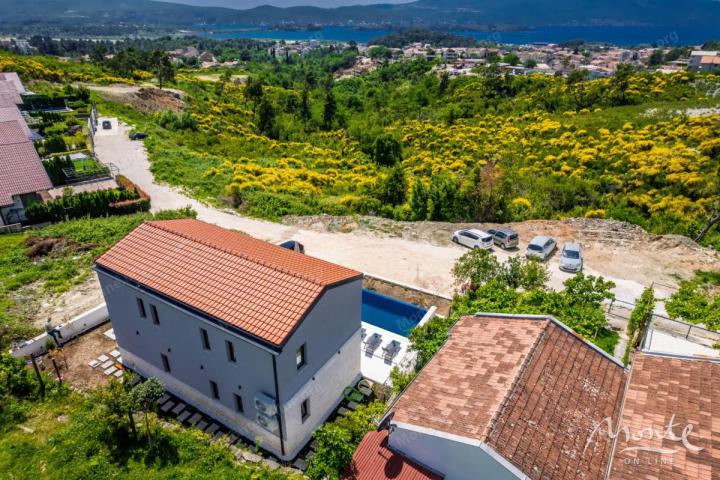 Potpuno nova vila sa bazenom u predgrađu Tivta
