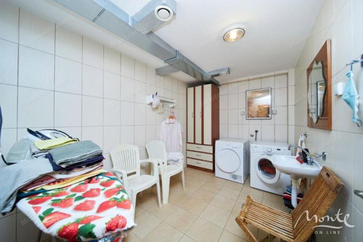 Udobna četverospratna vila u Bečićima sa bazenom i panoramskim pogledom