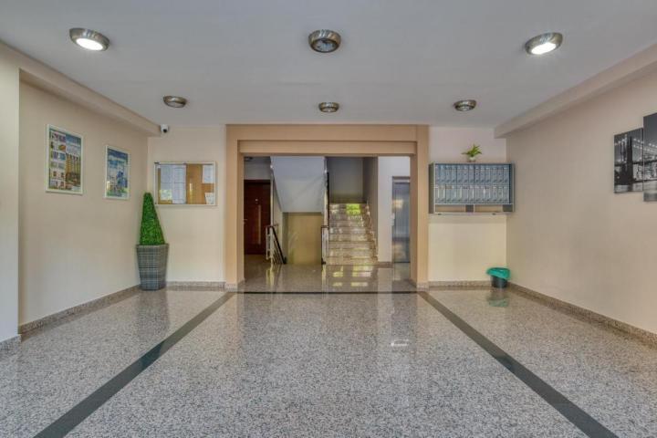 Luksuzan 2-soban stan u Podgorici sa dizajnerskim namještajem i terasom