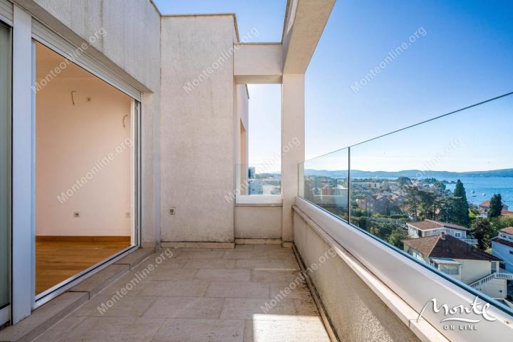 Prostran penthouse sa 2 spavaće sobe u Tivtu sa nevjerovatnim pogledom na more